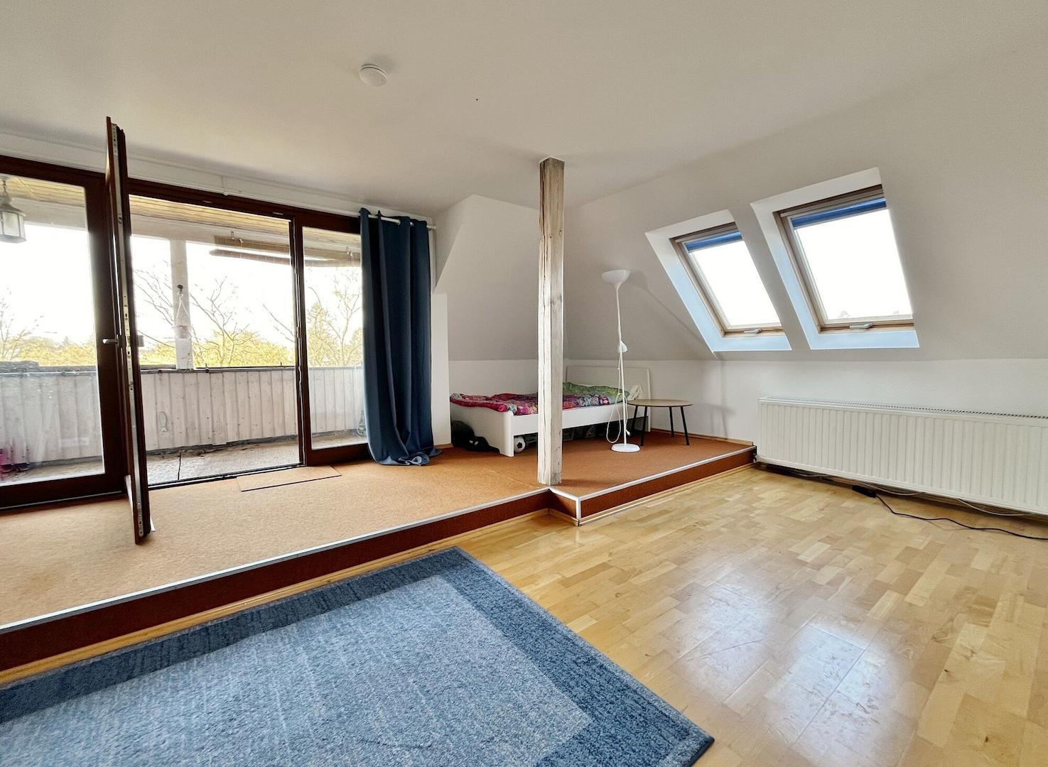Wohnzimmer mit Balkon