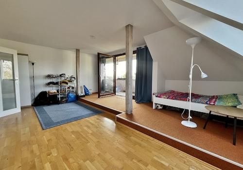 Wohnzimmer mit Balkon