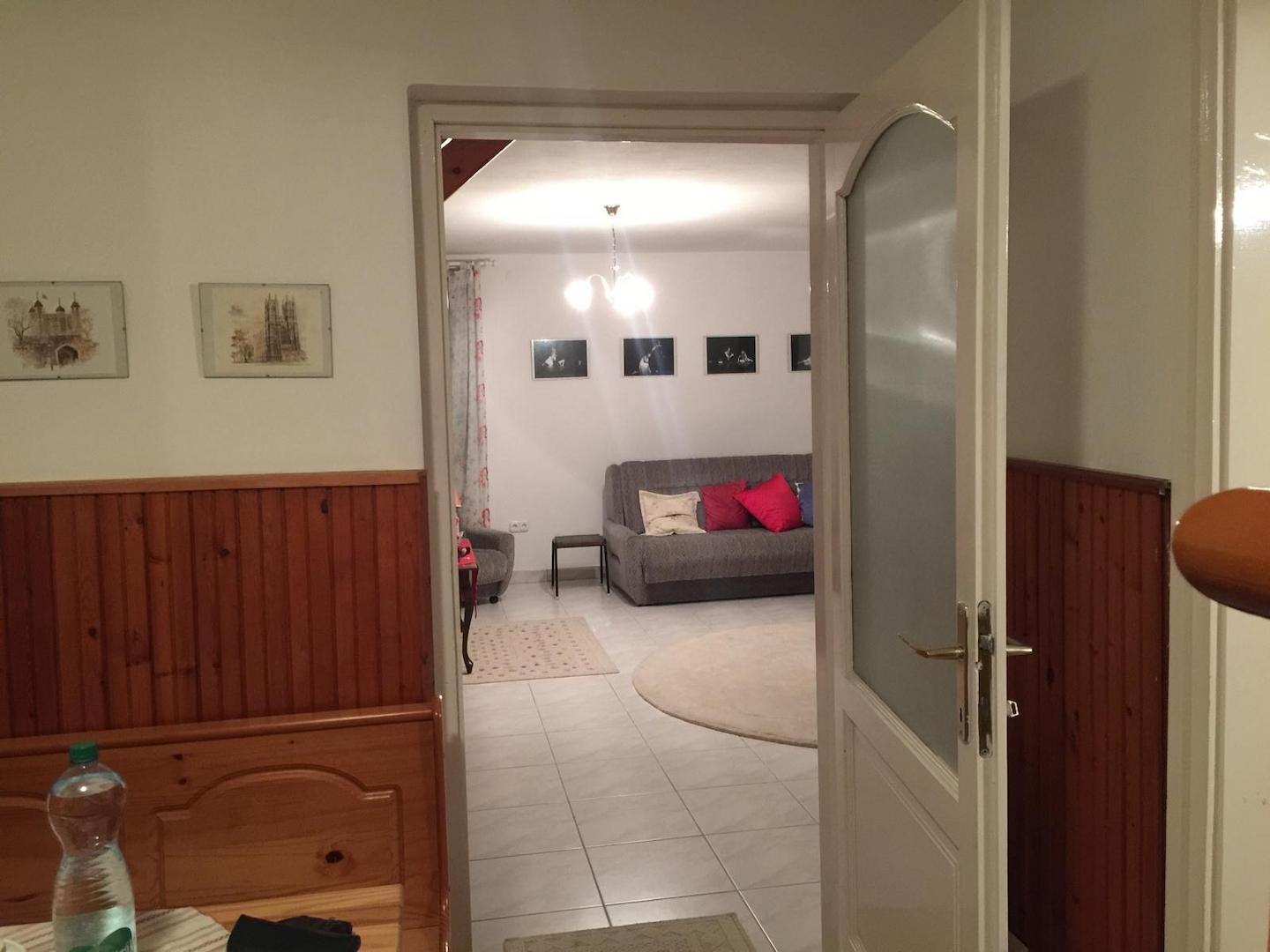Blick vom Hausflur zum großen Wohnbereich
