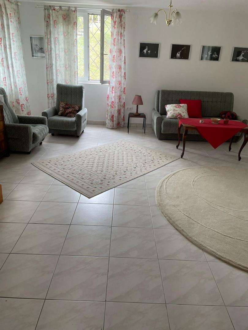 Geräumiges Wohnzimmer