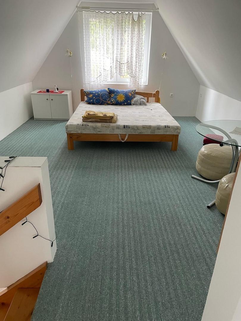 Schlafzimmer nach hinten zum Grundstück