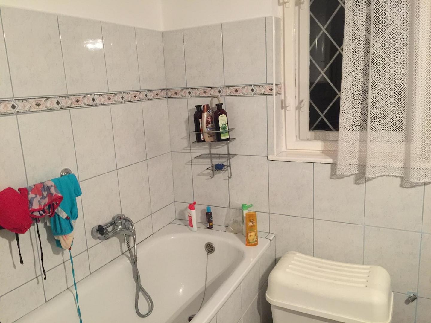 Wannenbad mit Fenster
