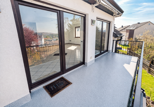 Der ca. 9 m² große  Balkon