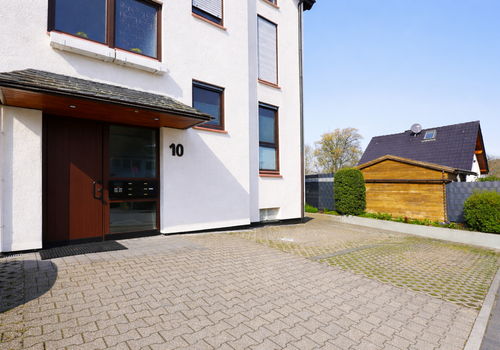 PKW- Stellplatz vor dem Haus