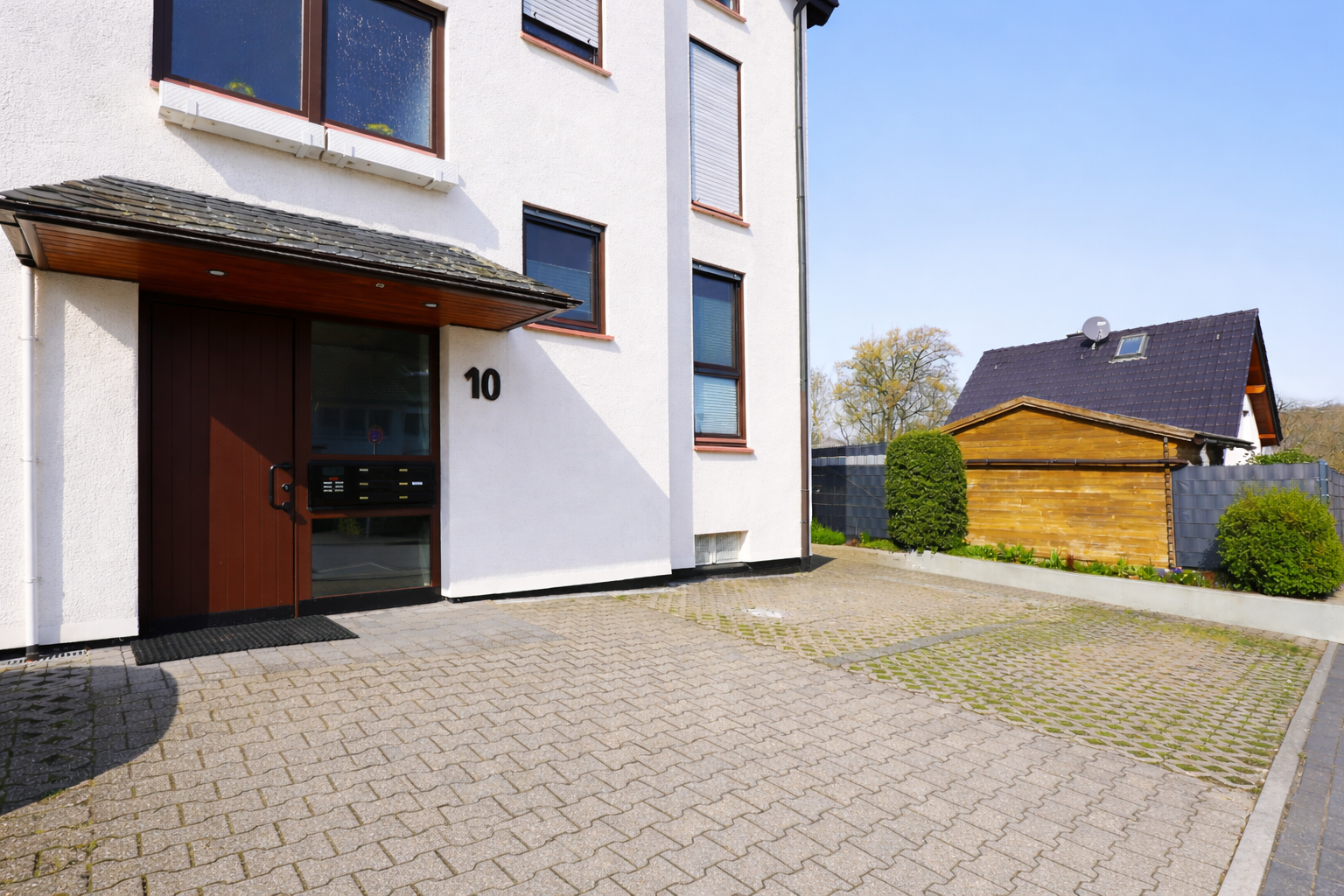 PKW- Stellplatz vor dem Haus