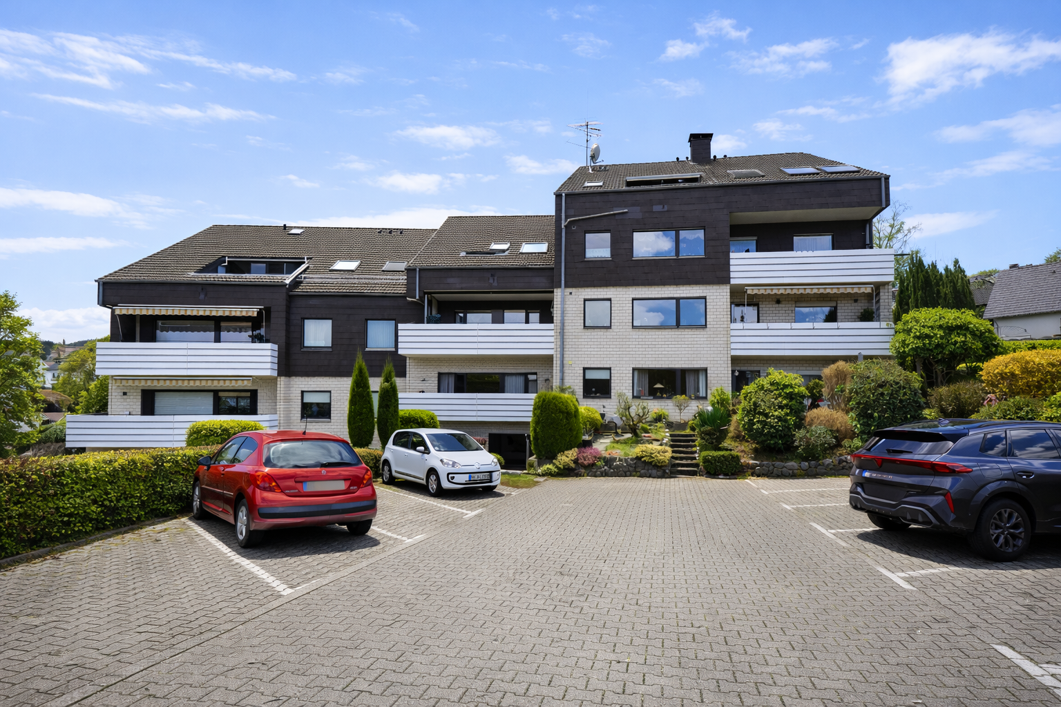PKW-Stellplatz hinter dem Haus