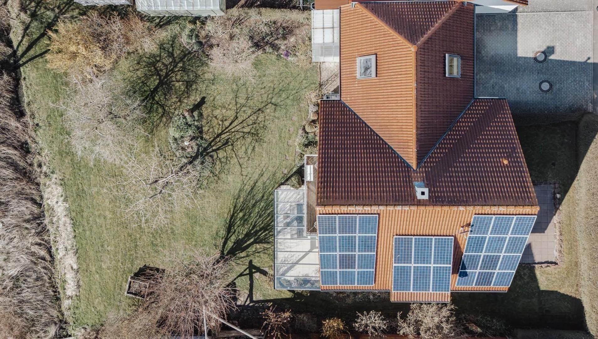 Dach mit Photovoltaik 
