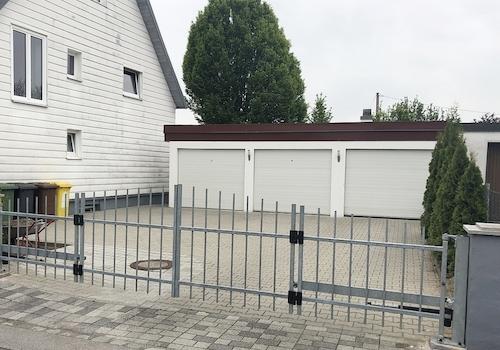 Zufahrt mit Garagen