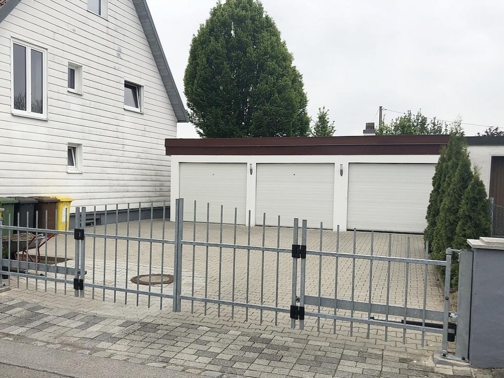 Zufahrt mit Garagen