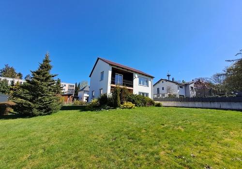 Blick vom Garten zum Haus