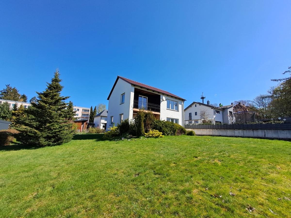 Blick vom Garten zum Haus