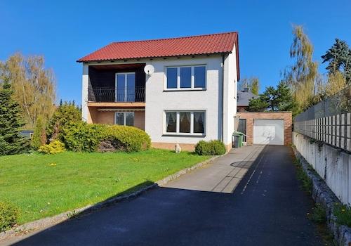 Einfahrt mit Blick zum Haus und Garage