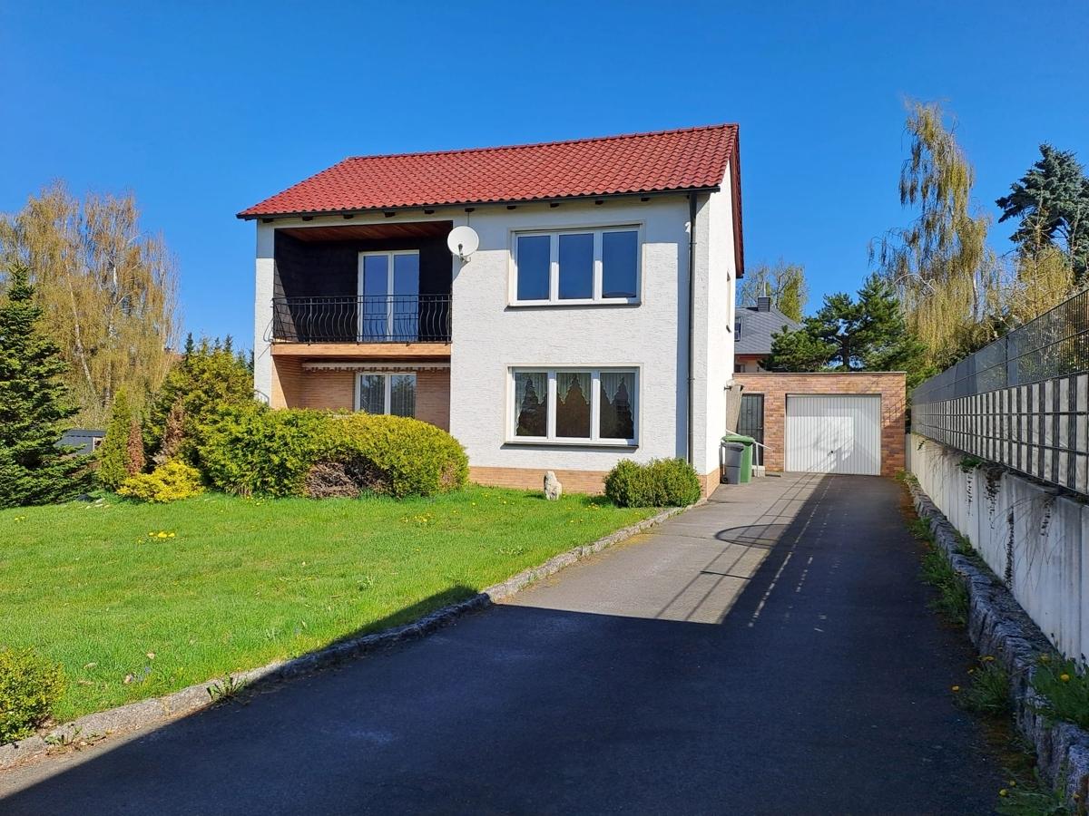 Einfahrt mit Blick zum Haus und Garage