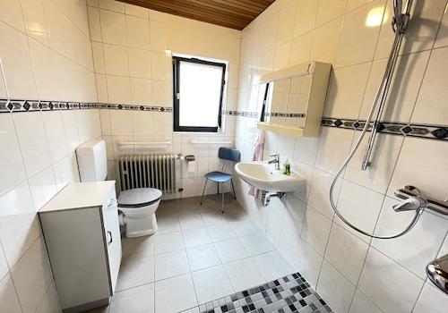Badezimmer (EG)