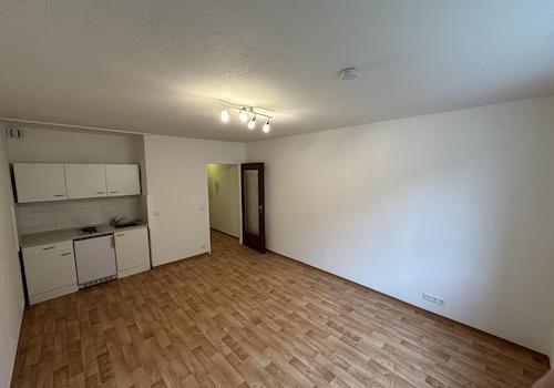 Zimmer mit Einbauküche
