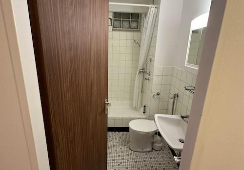 Badezimmer mit Dusche