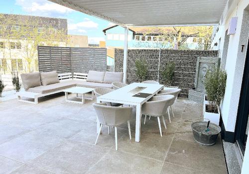 Großer Terrassenbereich