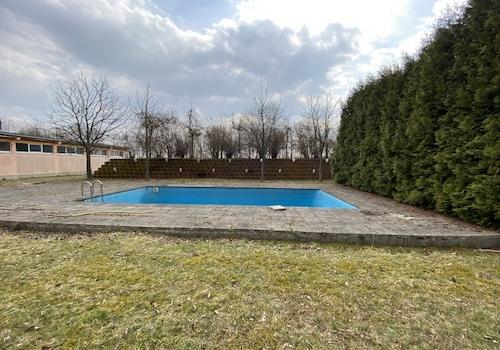 Pool am Gebäude 6