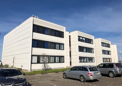 Gebäudeansicht vom Parkplatz