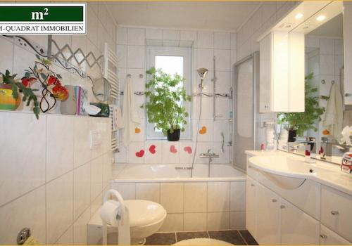Modernisiertes Wannen-Duschbad