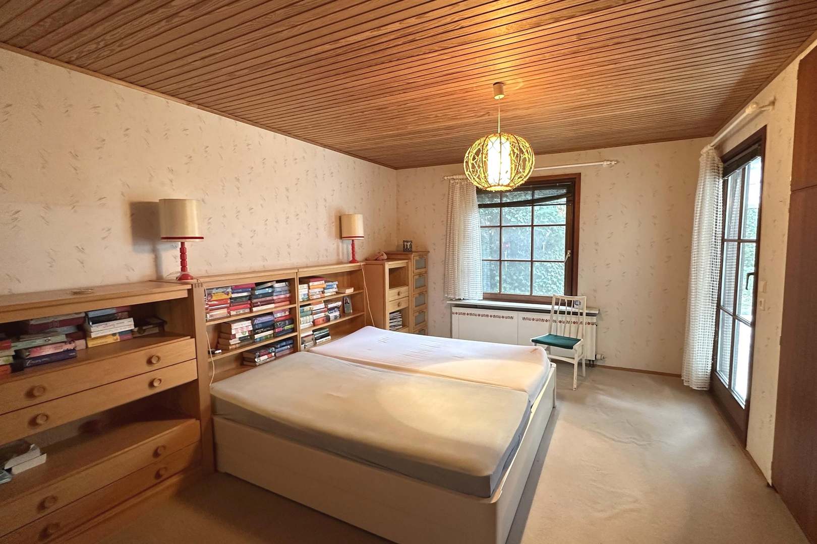 Schlafzimmer EG mit Zugang zum Wintergarten