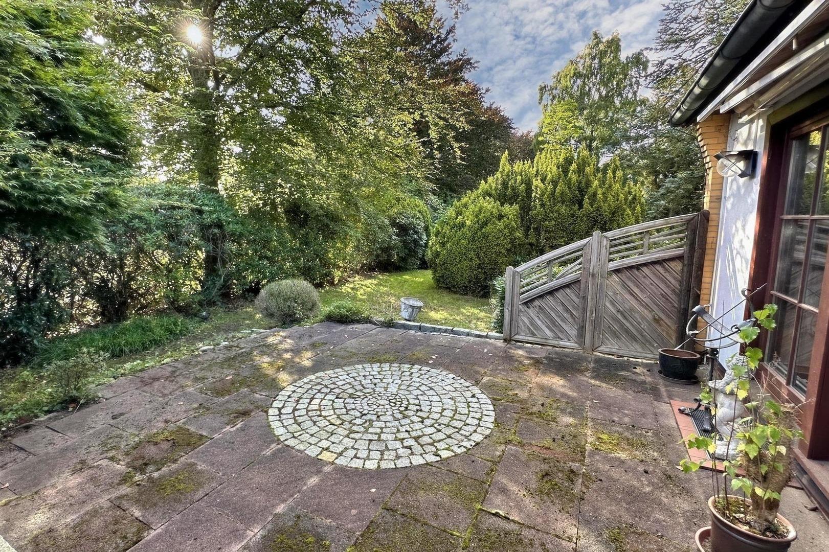 Terrasse mit Blick in den Garten