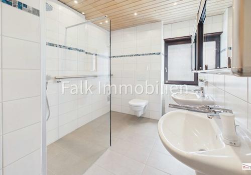 Tageslichtbad mit Dusche Obergeschoss