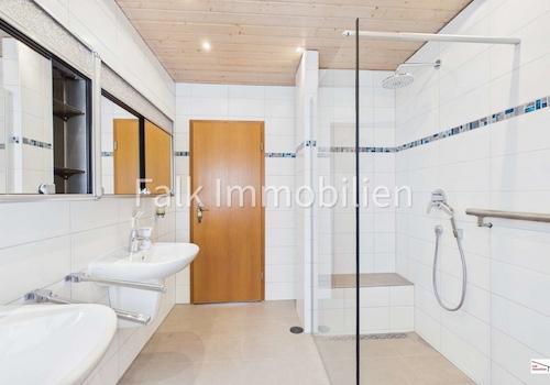  Tageslichtbad mit Dusche Obergeschoss