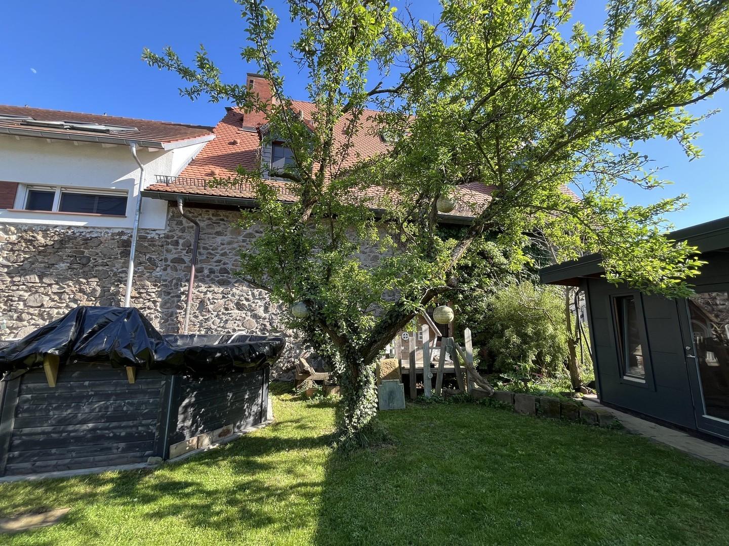 Stadtmauer, Pool, Gartenhaus