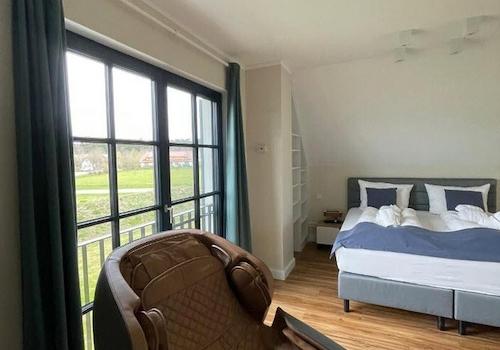 Schlafzimmer mit Massagesessel