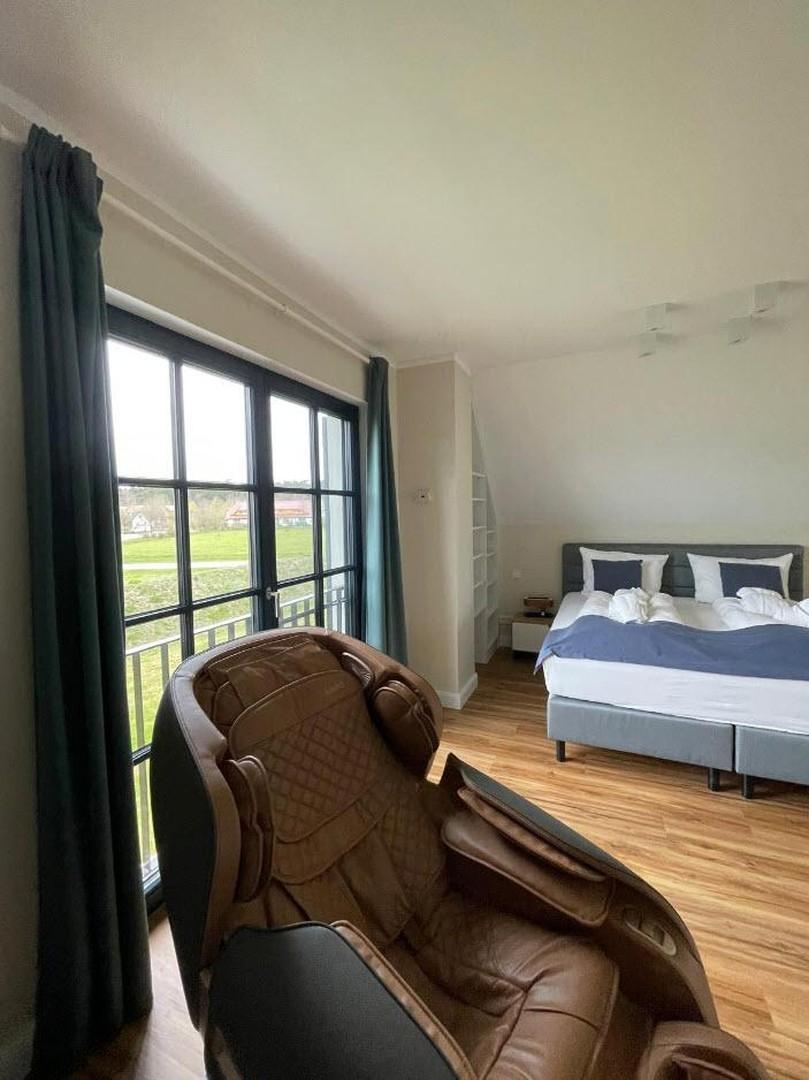 Schlafzimmer mit Massagesessel