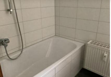 Bad mit Wanne und Fenster