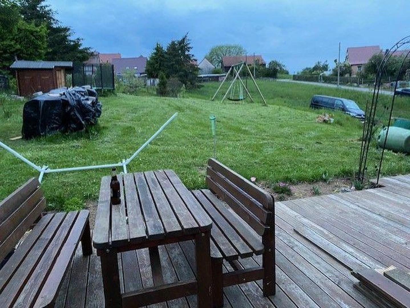 Große Terasse und Grundstück