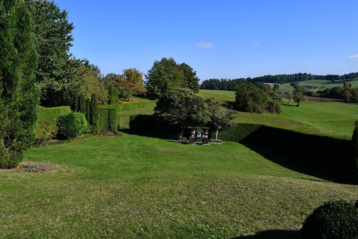 weitläufiger Garten