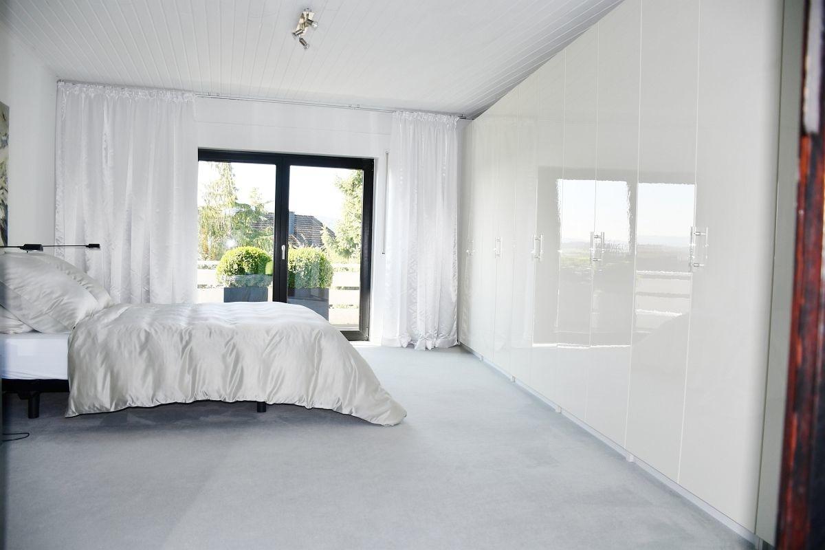 Schlafzimmer mit Terrassen- und Balkonzugang