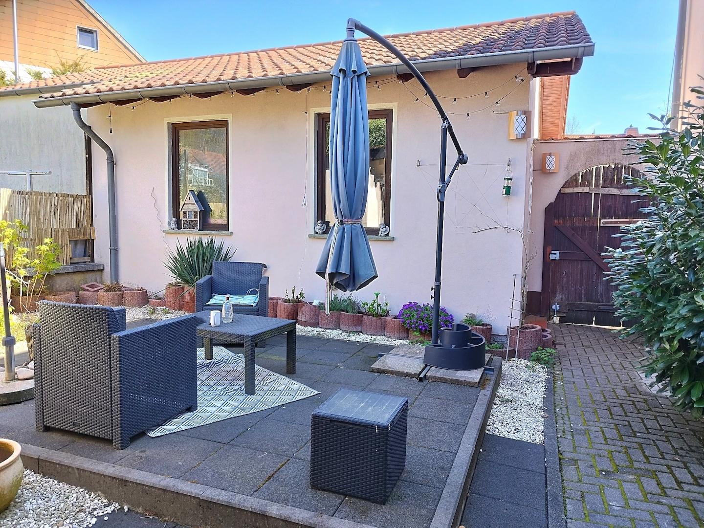 Terrassenansicht (im Hintergrund Garage)