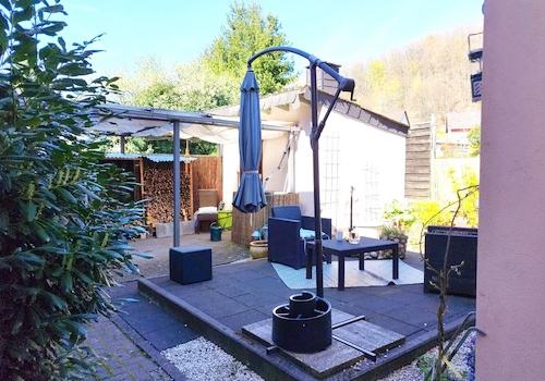 Terrassenansicht (im Hintergrund: Gartenhaus+ Holzlager)