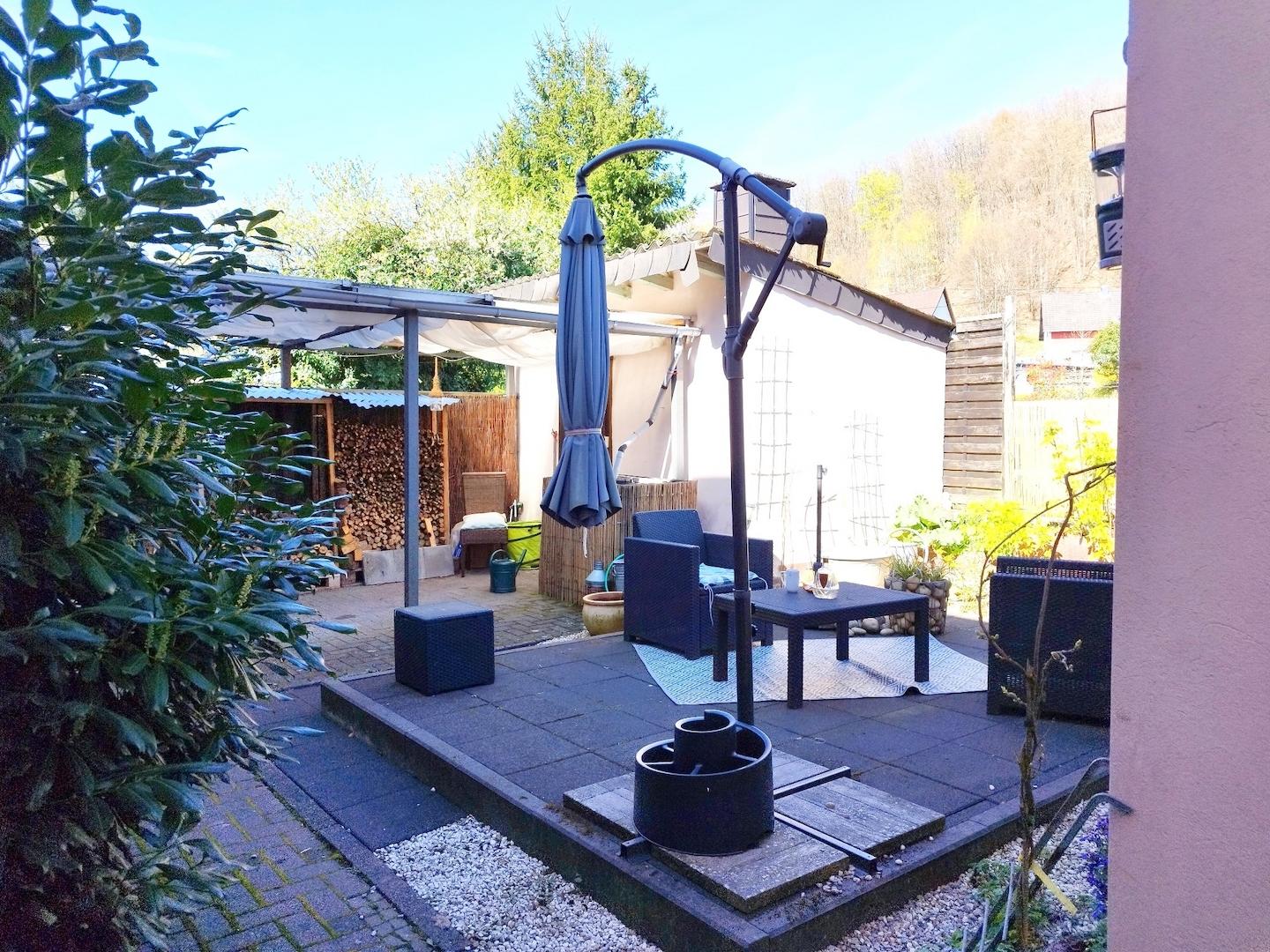 Terrassenansicht (im Hintergrund: Gartenhaus+ Holzlager)