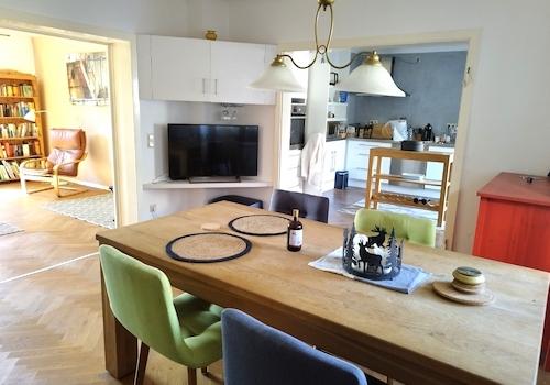 Blick vom Esszimmer in Küche + Wohnzimmer (EG)