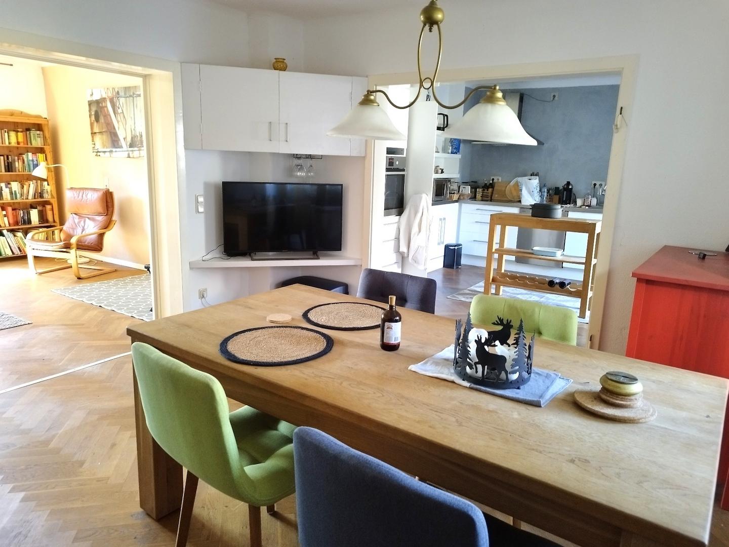 Blick vom Esszimmer in Küche + Wohnzimmer (EG)