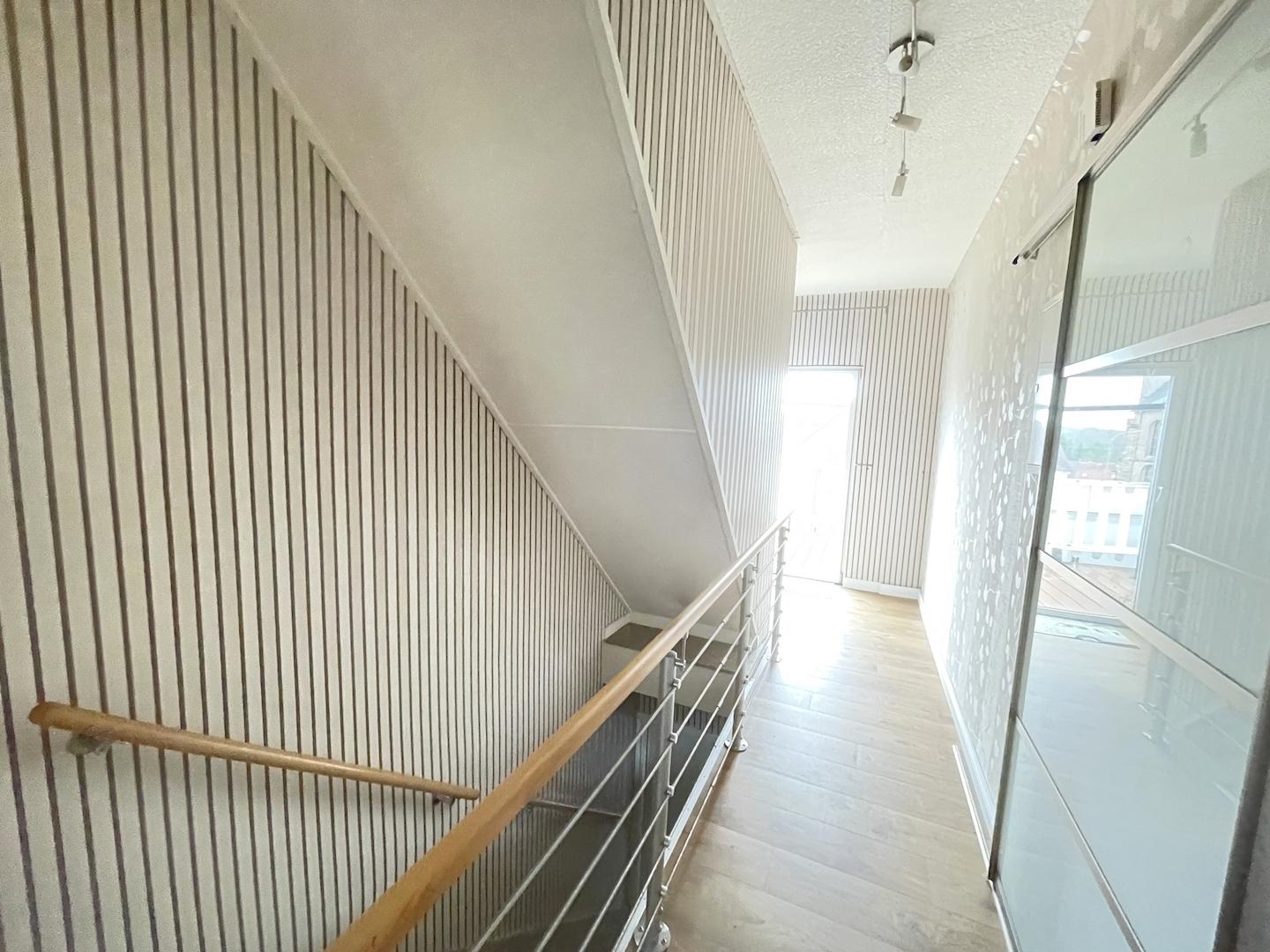 Flur (OG) mit Blick zum Balkon