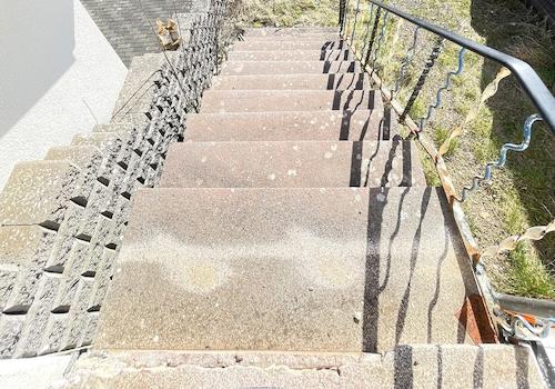 Treppe vorm Hauseingang
