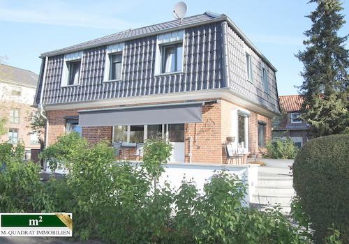 Mansarddach-Villa mit L-förmiger Südwestterrasse