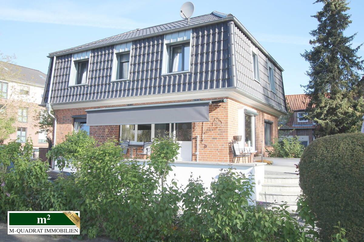 Mansarddach-Villa mit L-förmiger Südwestterrasse