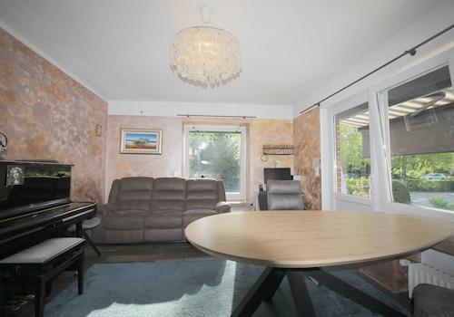 Großzügiges Wohnzimmer in Südwestausrichtung