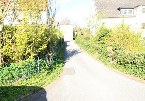 Zufahrt zur Immobilie mit wenigen Nachbarn
