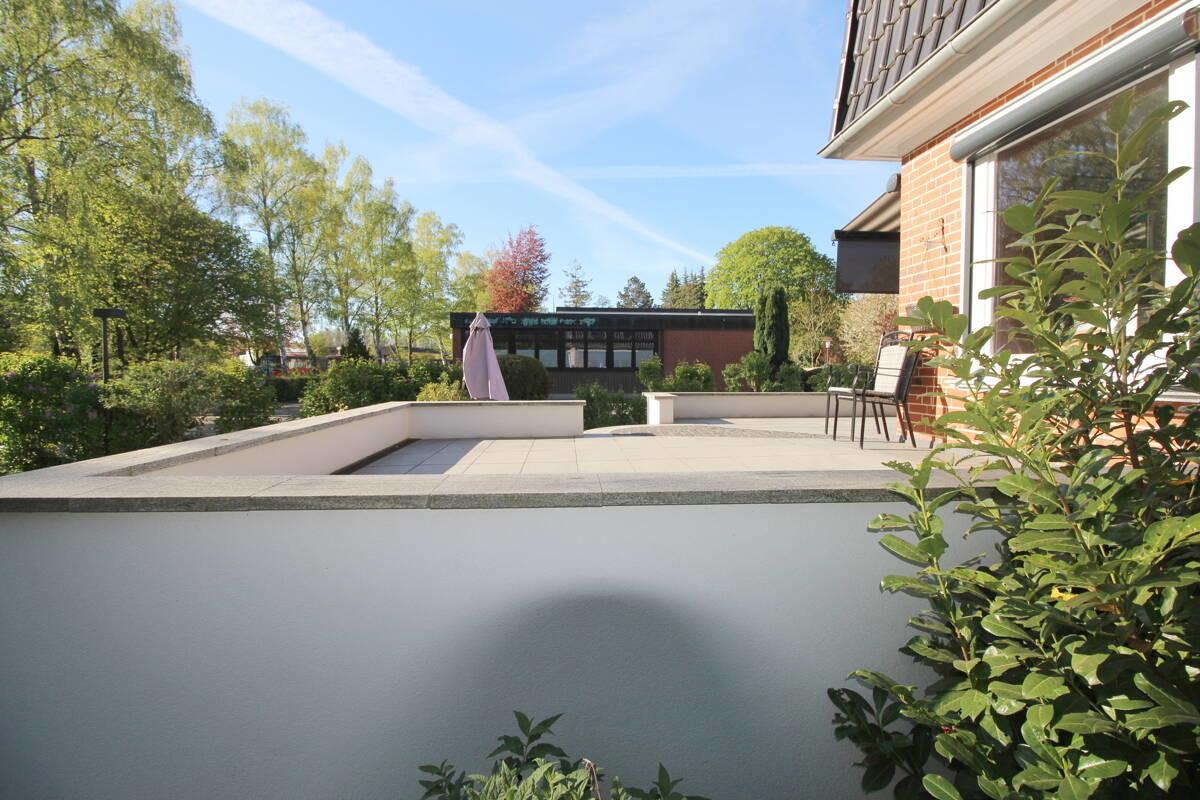 Blick auf die große Südterrasse u. Nachbarschaft