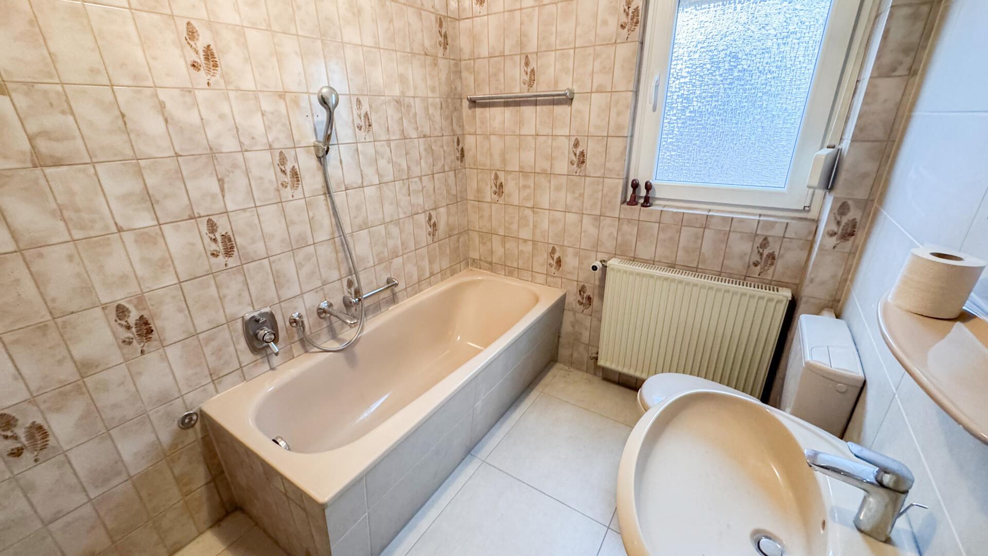 Wannenbad mit WC EG