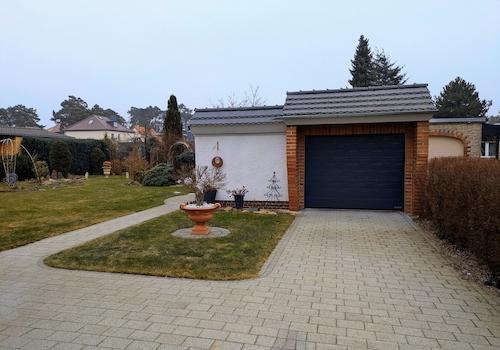 Einfahrt und Garage