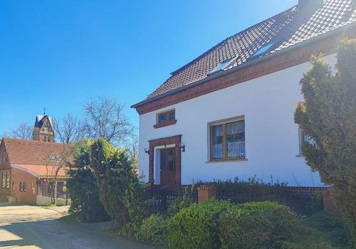 am Ende der Straße gelegen